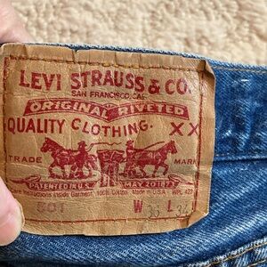 Vintage authentic Levi’s 501 buttons fly men jeans